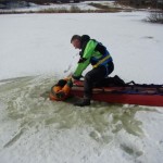 Strażacy ćwiczyli na lodzie, przechodnie rzucili się na pomoc – 27.03.2013